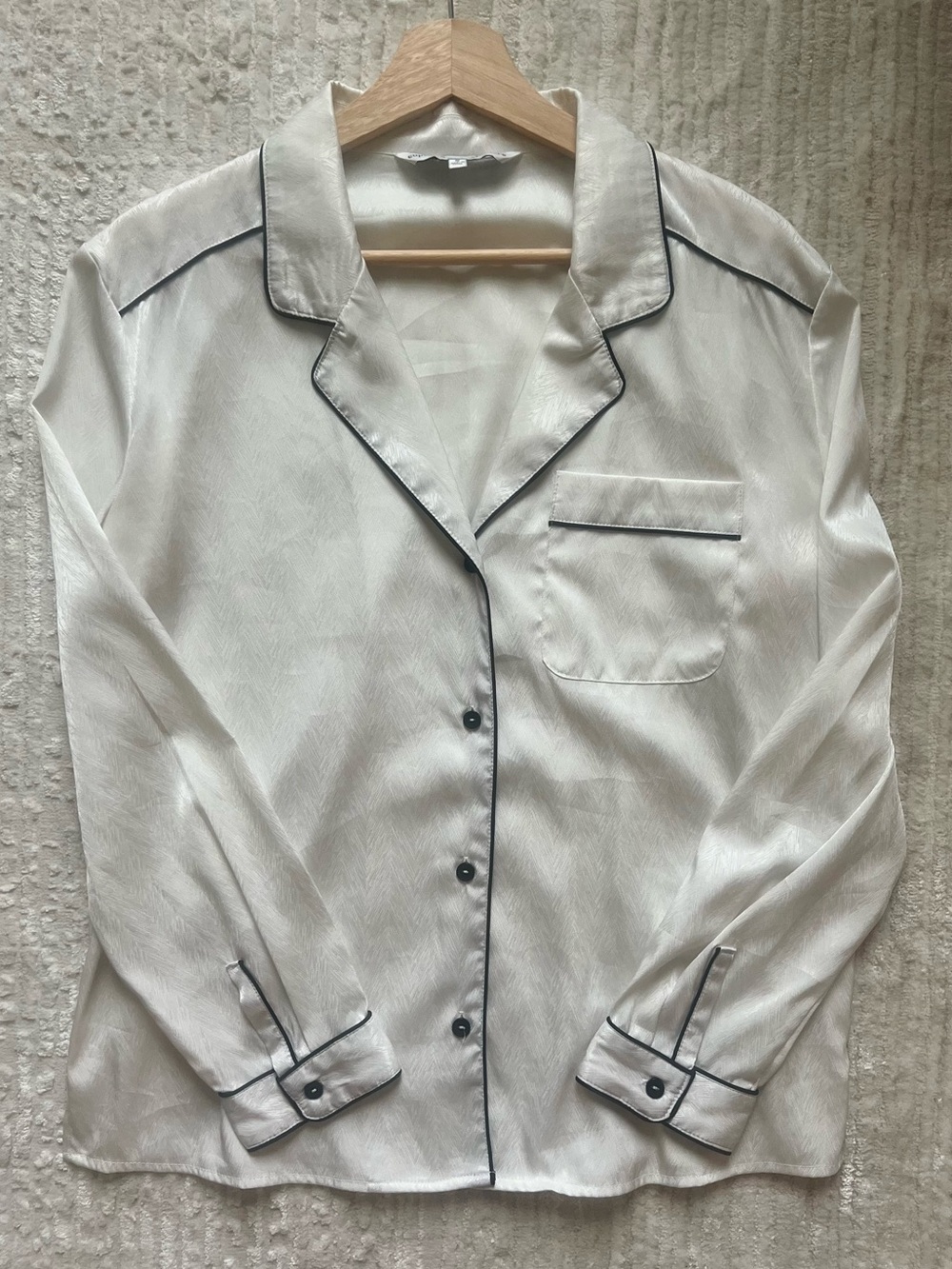Cupcakes & Cashmere White Satin Button-Down Shirt with Contrast Piping Size S